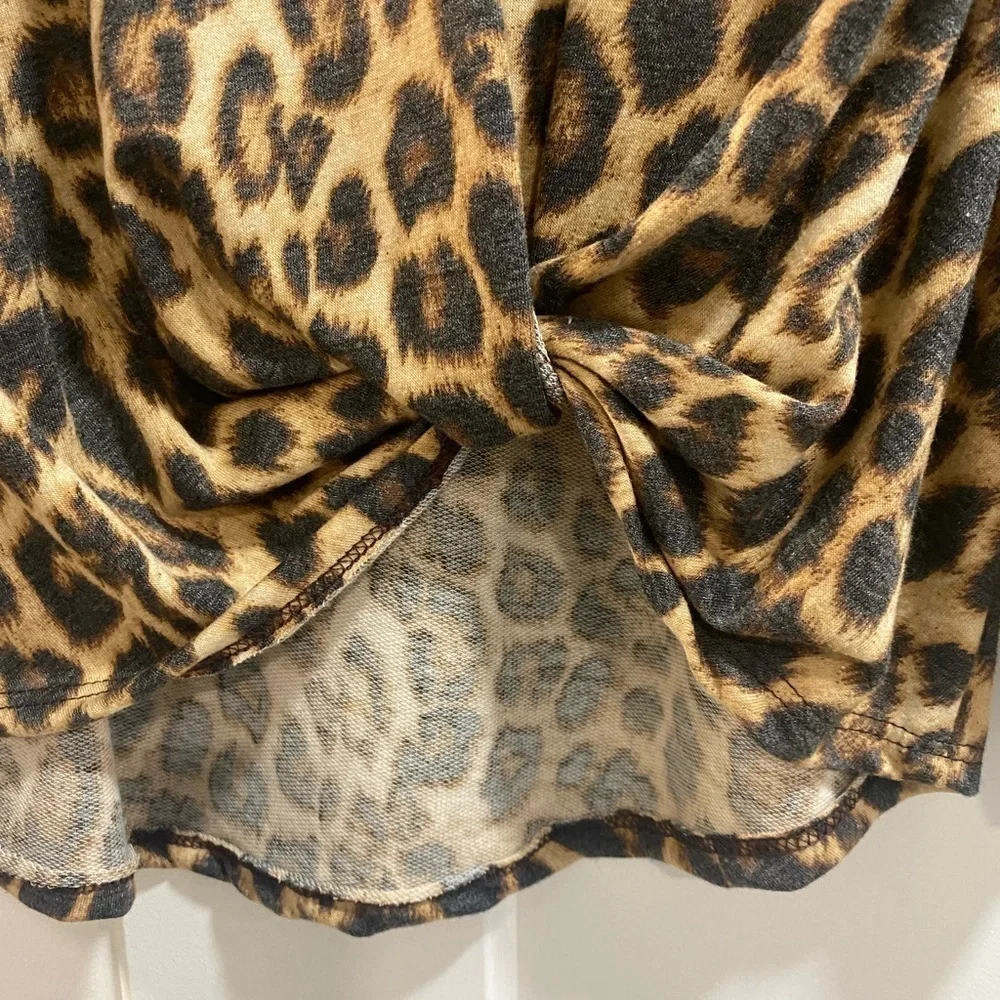 Women’s Long Sleeve Cut Out Key Hole Leopard Animal Print Sweater Large